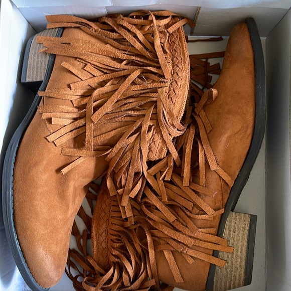 QUPID Fringe Booties Color Rust Oil Finish Faux Suede material. Size 7. - Picture 3 of 9